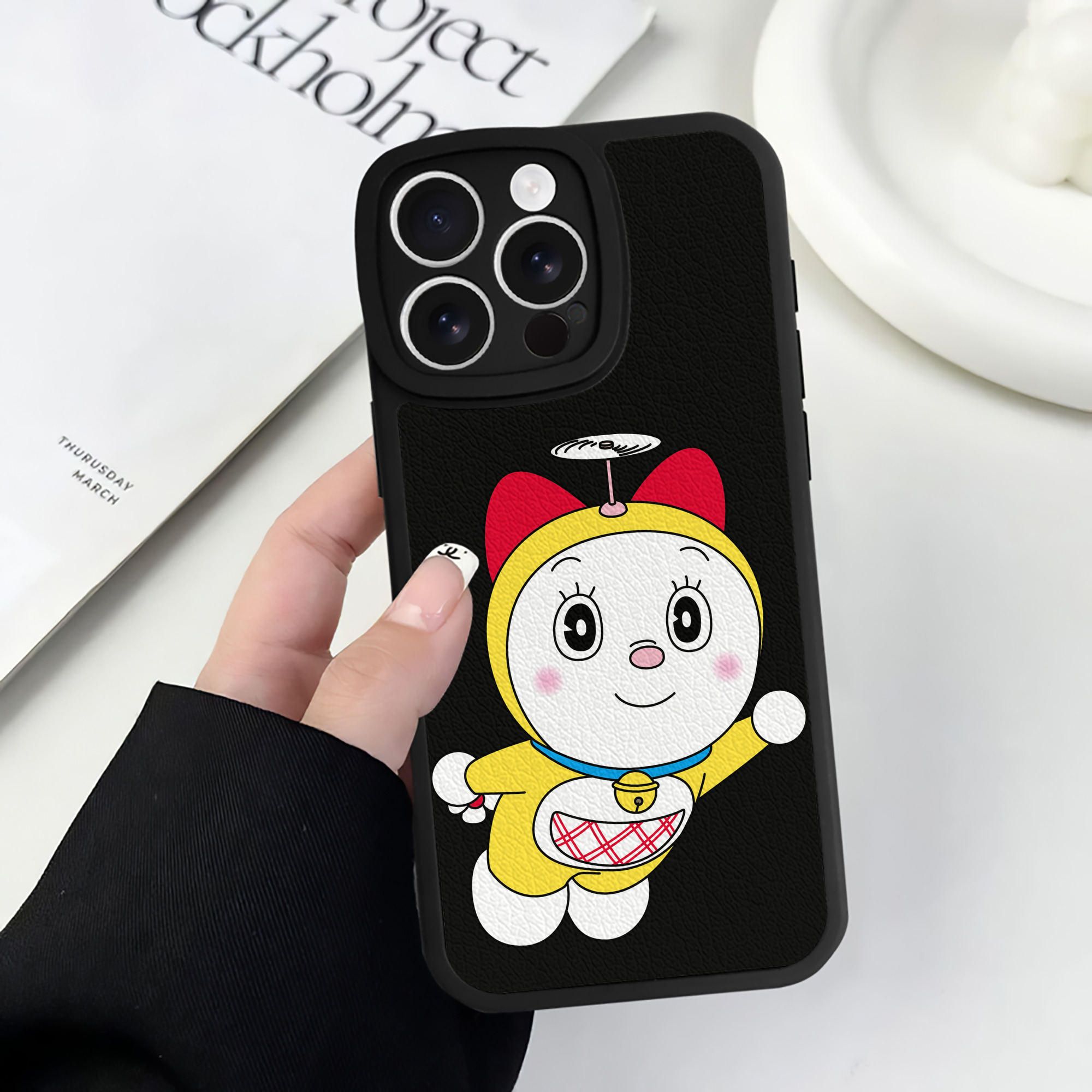 （画像用） ドラえもん ドラミ Doraemon Dorami 【iPhone 16シリーズ対応】シリコンスマホケース（レザー調） 材質：シリコン